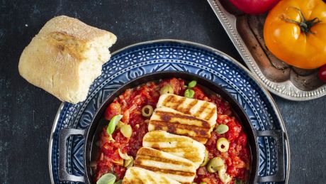 Smażone pomidory z serem halloumi