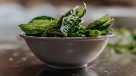 Sezonowe superfoods na wiosnę - jak wzbogacić dietę o lokalne produkty