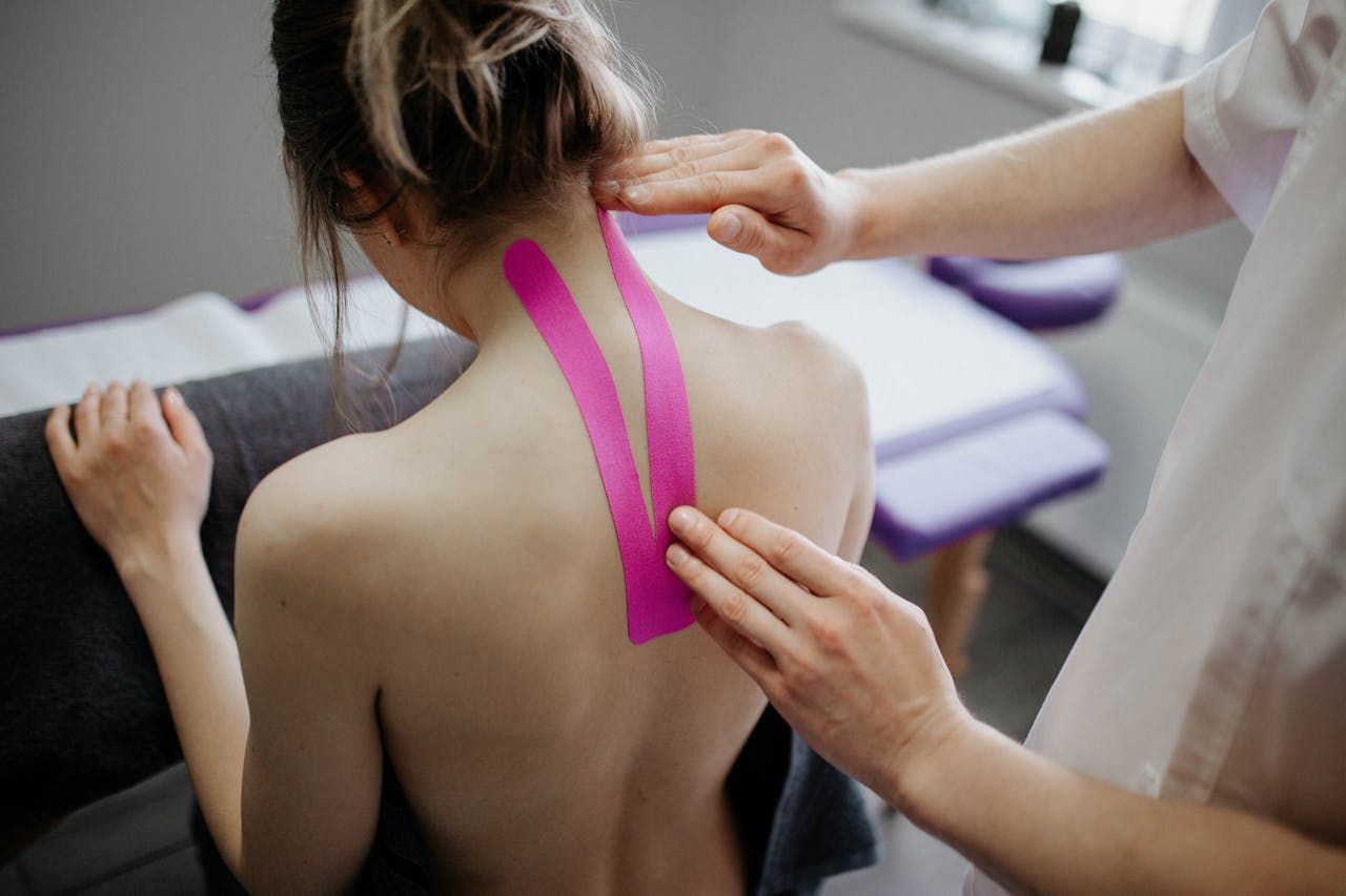 Kinesiotaping dla amatorów – jak wykorzystać taśmy do pomocy w powszechnych dolegliwościach