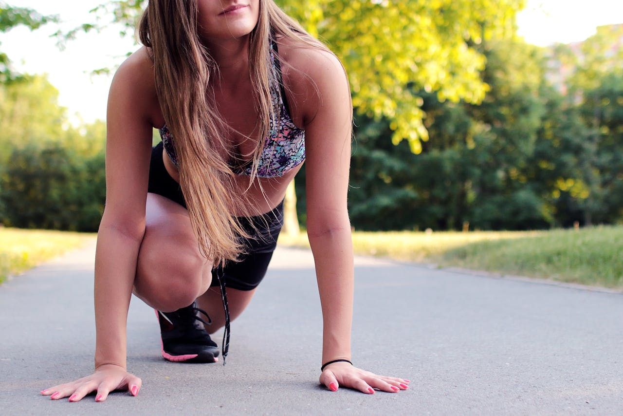 Fitness na świeżym powietrzu – jak bezpiecznie trenować wiosną i latem?