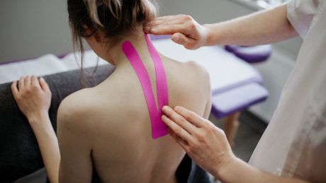 Kinesiotaping dla amatorów – jak wykorzystać taśmy do pomocy w powszechnych dolegliwościach