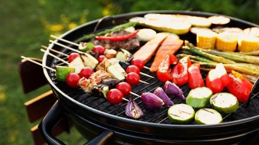 Zdrowe przepisy Grill bez mięsa? Dietetyk podpowiada, co warto wrzucić na ruszt