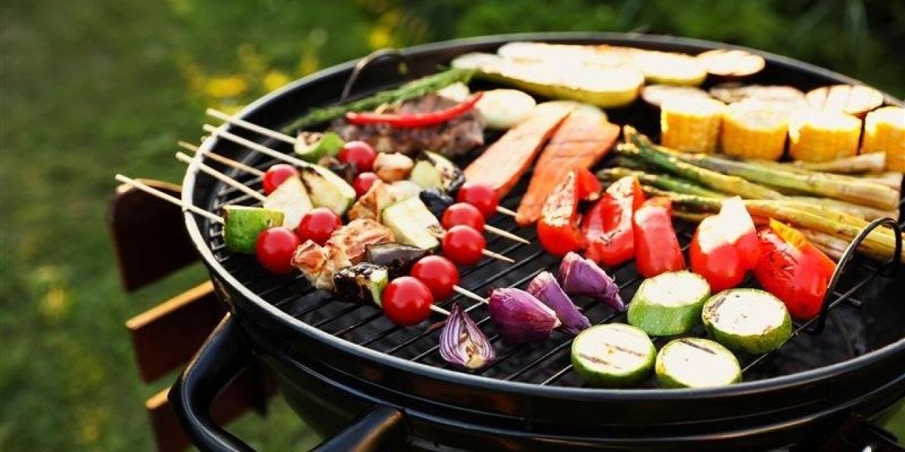 Grill bez mięsa? Dietetyk podpowiada, co warto wrzucić na ruszt