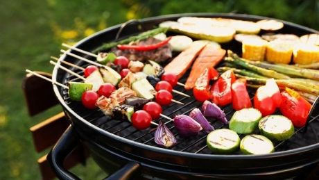 Grill bez mięsa? Dietetyk podpowiada, co warto wrzucić na ruszt