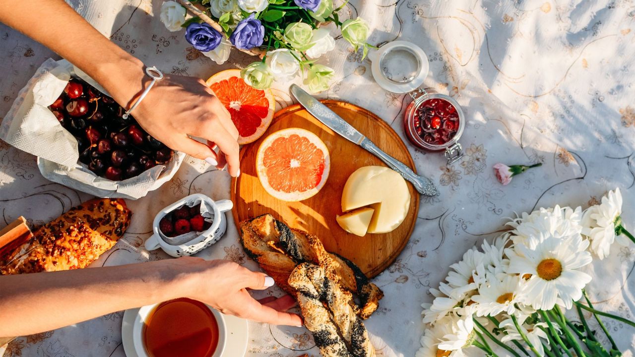 5 pomysłów na lekkie i sycące przekąski na majowy piknik