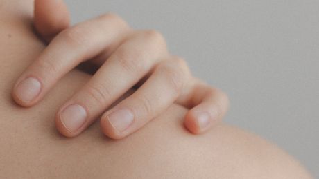 Dlaczego Twoja skóra reaguje na ubrania? Odkryj sekret zdrowego noszenia