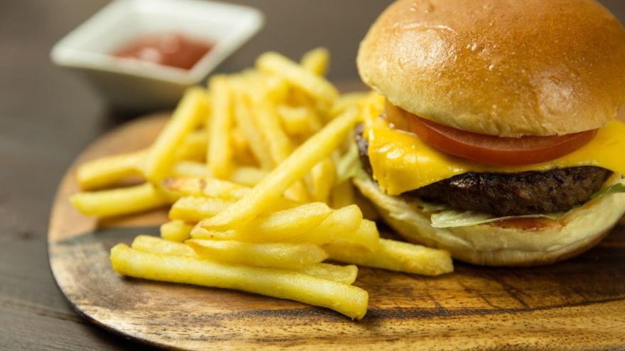 Dieta Co możesz zjeść w popularnych fast foodach, będąc na diecie keto?
