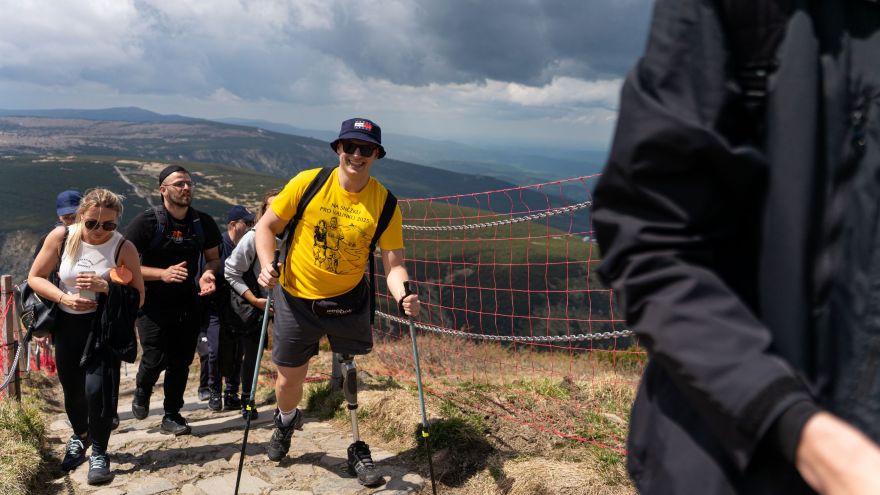 Aktualności Wspinaczka na Śnieżkę z protezami – niezwykłe wyzwanie dla dobrej sprawy