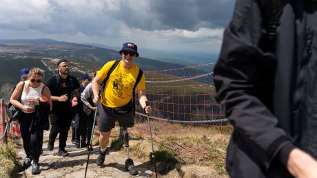 Wspinaczka na Śnieżkę z protezami – niezwykłe wyzwanie dla dobrej sprawy