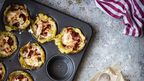 Ziemniaczane muffinki z suszonymi pomidorami i szynką
