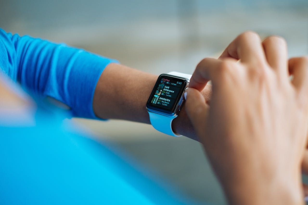 Smartwatch na nadgarstku — zdrowe nawyki w życiu? Sprawdź, jak wypadają Polacy!