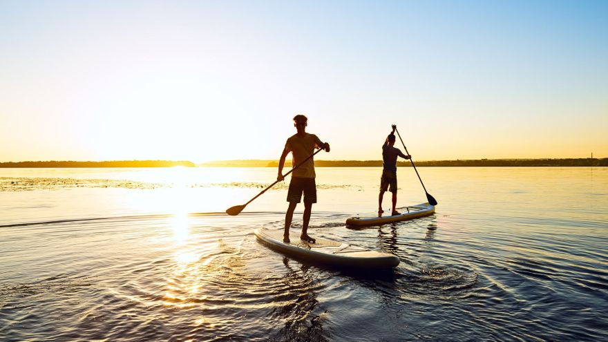 Aktualności Letnie sporty wodne jako sposób na kondycję – SUP, kajaki, wakeboard