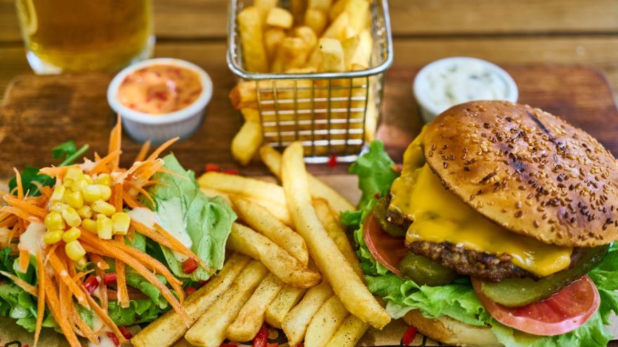 Dieta „Cheat meal” czy „smart meal”? Jak mądrze planować kulinarne odstępstwa od diety