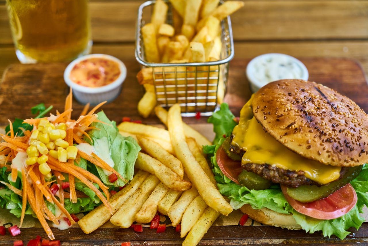 „Cheat meal” czy „smart meal”? Jak mądrze planować kulinarne odstępstwa od diety