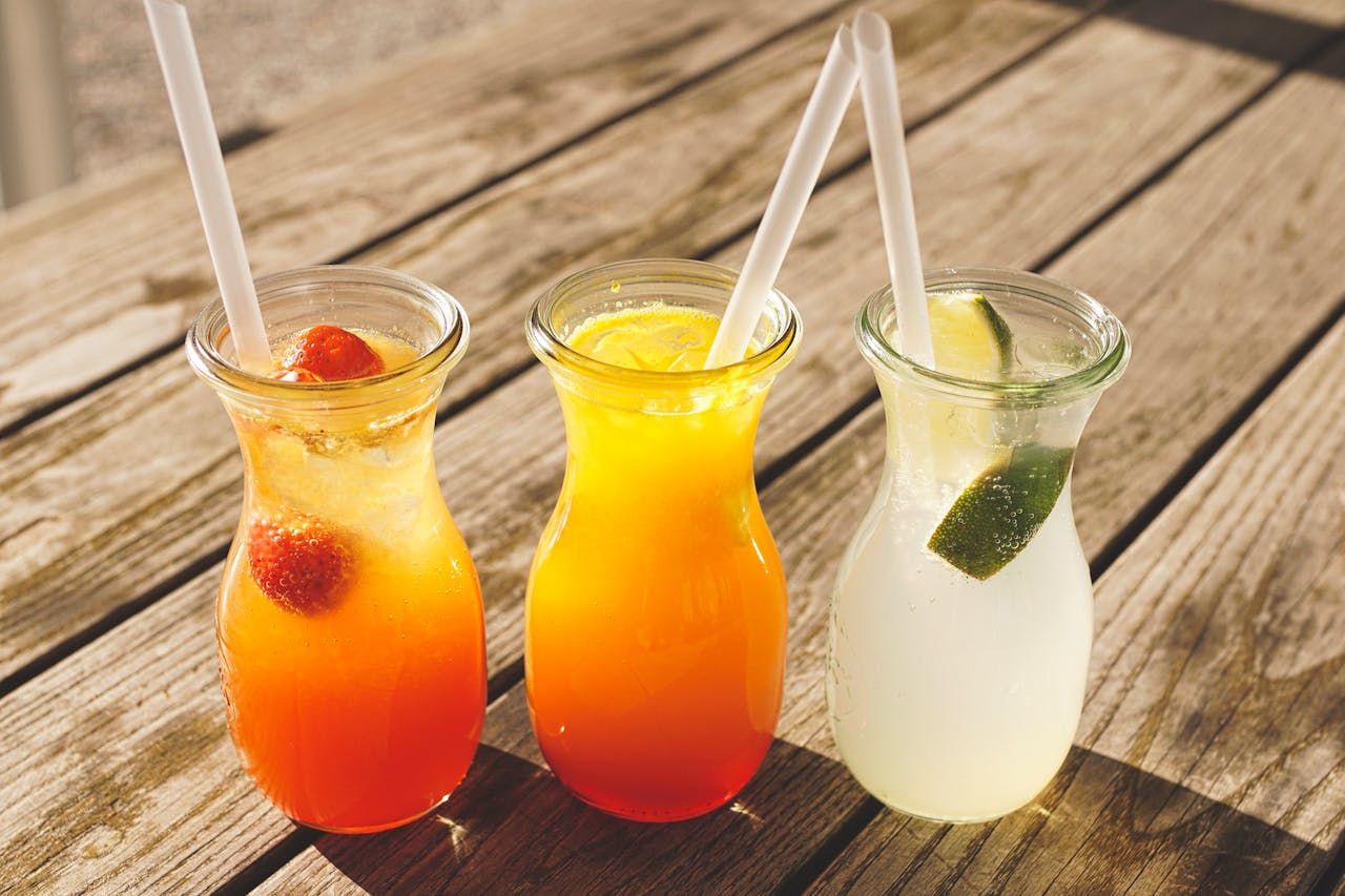 Lemoniada w różnych odsłonach – 5 przepisów na napoje gaszące pragnienie