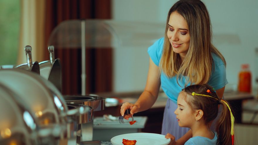 Dieta Wakacyjne wyzwania żywieniowe – jak utrzymać zdrowe nawyki podczas urlopu