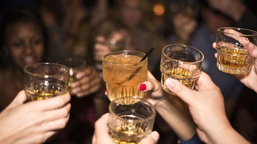 Zdrowie Polacy piją coraz więcej. Alkohol bardziej szkodliwy niż heroina, a straty dla państwa sięgają miliardów