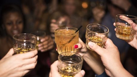 Polacy piją coraz więcej. Alkohol bardziej szkodliwy niż heroina, a straty dla państwa sięgają miliardów