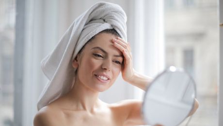 Jak prawidłowo zmywać krem SPF? Oczyszczanie skóry po stosowaniu filtrów przeciwsłonecznych