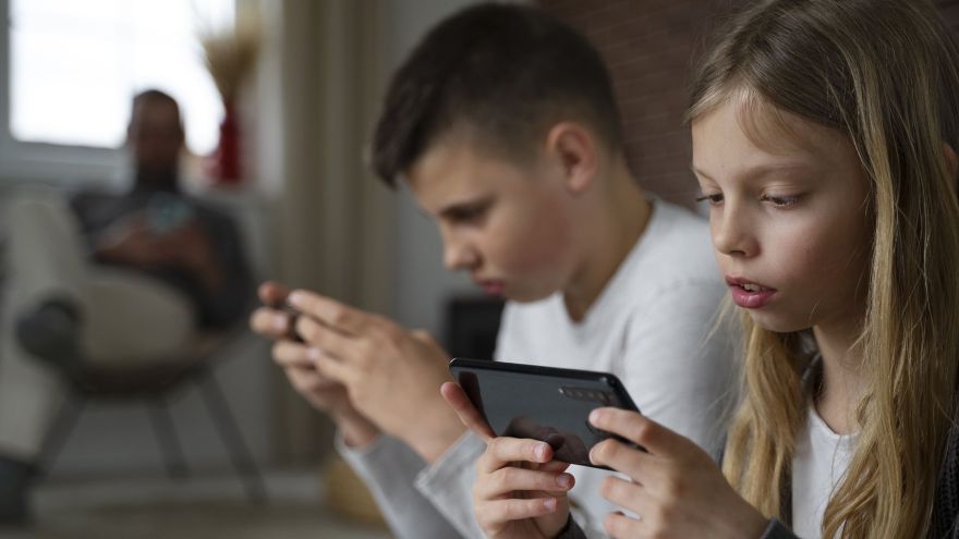 Dziecko Od e-papierosów po media społecznościowe: jak chronić dzieci przed falą uzależnień?