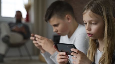 Od e-papierosów po media społecznościowe: jak chronić dzieci przed falą uzależnień?