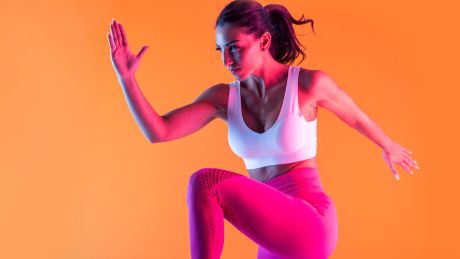 Wykorzystuj elementy otoczenia: schody do cardio, krzesło do dipów, krawężnik do step-upów