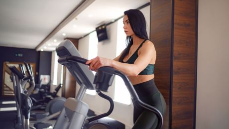 Wykorzystuj elementy otoczenia: schody do cardio, krzesło do dipów, krawężnik do step-upów