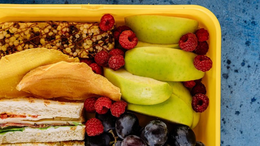 Zdrowe przepisy 5 przepisów na białkowe posiłki do lunchboxa do pracy lub szkoły