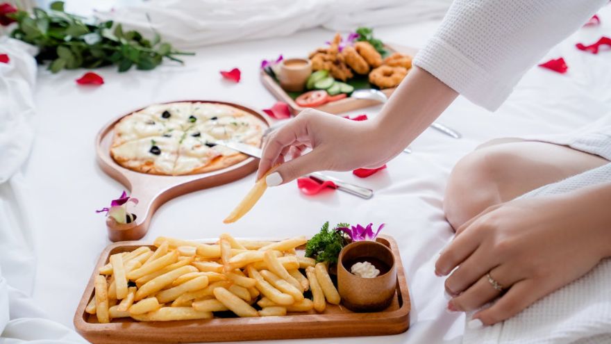Dieta Co jeść przed snem, a czego unikać, żeby nie sabotować brzucha – 7 produktów do wyeliminowania