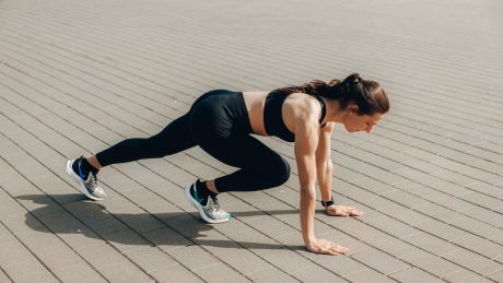 Ćwiczenie na pośladki w domu – skuteczny ruch, który modeluje sylwetkę w tydzień