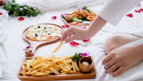 Co jeść przed snem, a czego unikać, żeby nie sabotować brzucha – 7 produktów do wyeliminowania
