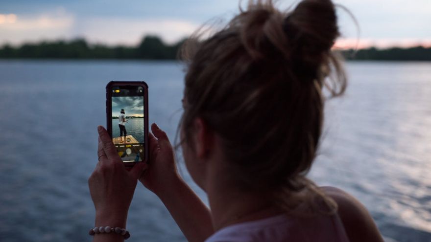 Aktualności Uzależnienie od telefonu: jak scrollowanie pożera 4 godziny dziennie i niszczy zdrowie