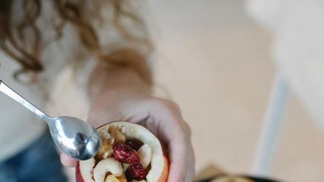 Pieczone jabłka w wersji fit – zdrowy deser na chłodne jesienne dni!