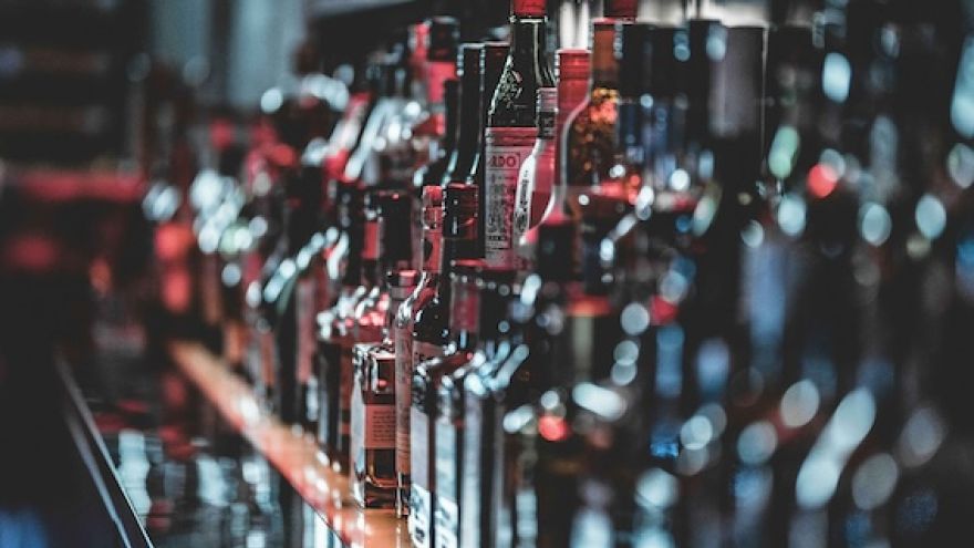 Aktualności Zakaz sprzedaży alkoholu w nocy 2025 - nowe przepisy, godziny, kary. Co się zmienia dla Polaków?