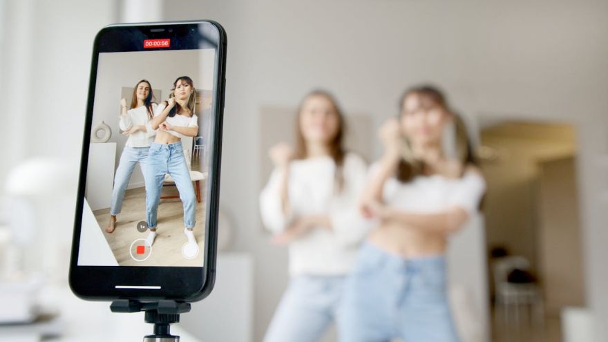 Aktualności Jak będą wyglądać influencerzy w 2050 roku? Badania pokazują przerażające skutki siedzącego trybu życia
