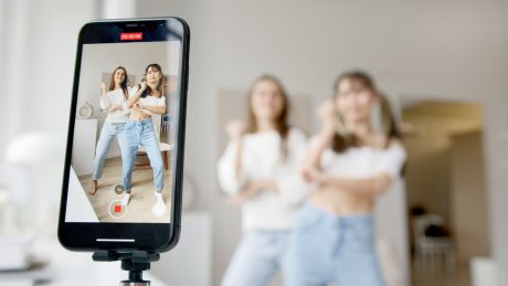 Jak będą wyglądać influencerzy w 2050 roku? Badania pokazują przerażające skutki siedzącego trybu życia