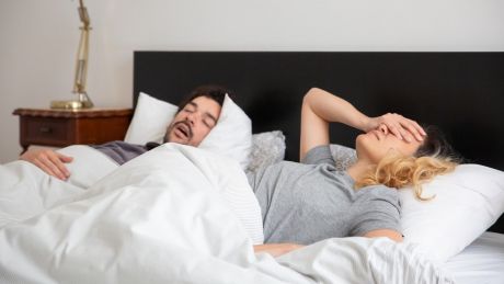 Chrapanie i bezdech senny – kiedy zgłosić się do lekarza?