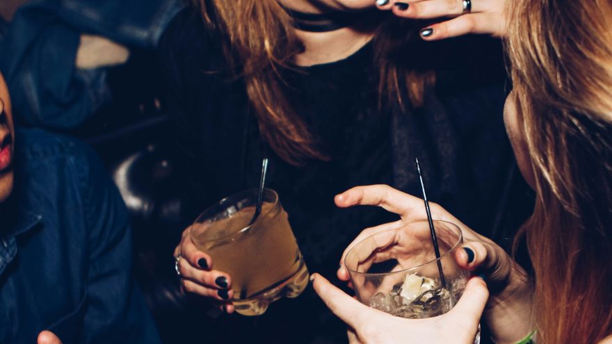 Zdrowie Trend NoLo w Polsce 2025 - czy młodzi naprawdę piją mniej alkoholu? Fakty i statystyki