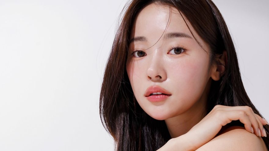 Aktualności K-beauty i J-beauty 2025 - czym się różnią glass skin i mochi skin? Przewodnik po azjatyckiej pielęgnacji