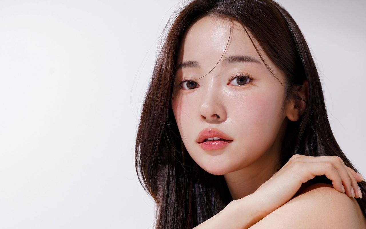 K-beauty i J-beauty 2025 - czym się różnią glass skin i mochi skin? Przewodnik po azjatyckiej pielęgnacji