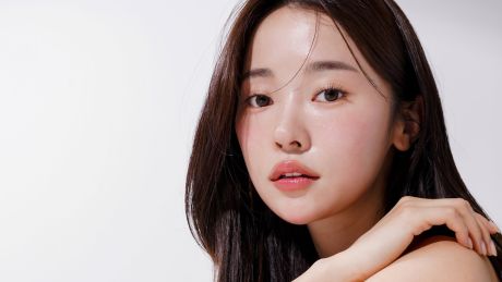 K-beauty i J-beauty 2025 - czym się różnią glass skin i mochi skin? Przewodnik po azjatyckiej pielęgnacji