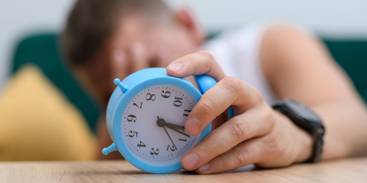 Zmiana czasu a ADHD – jak przesunięcie zegara wpływa na sen i koncentrację?