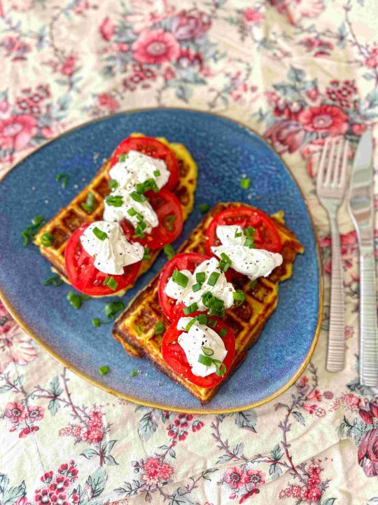 Gofry ziemniaczane z pomidorami – przepis na wytrawne gofry jak u babci