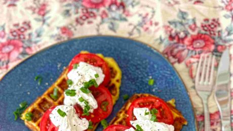 Gofry ziemniaczane z pomidorami – przepis na wytrawne gofry jak u babci