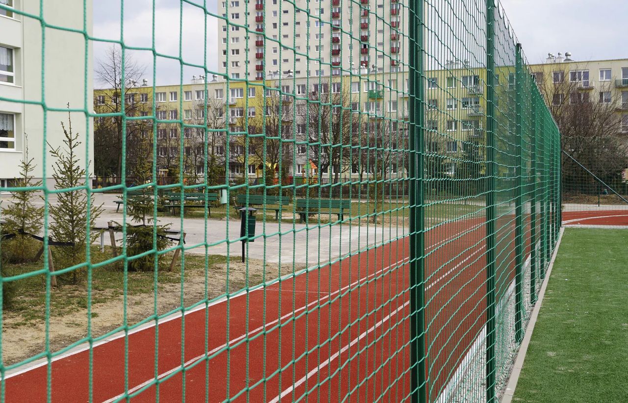 Piłkochwyty na boiskach – najprostsza inwestycja, która poprawia bezpieczeństwo i jakość gry