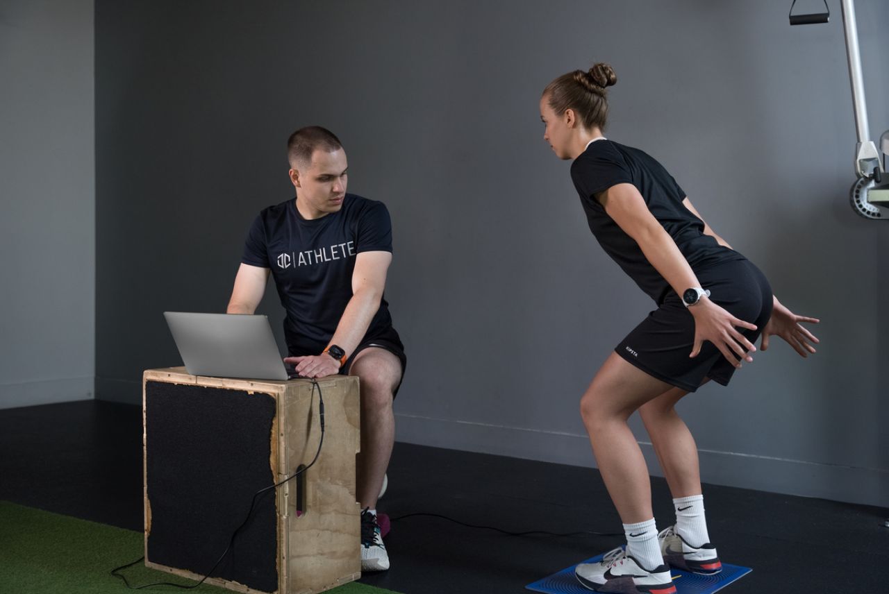 Jak trener przygotowania motorycznego zmienia wyniki sportowców?