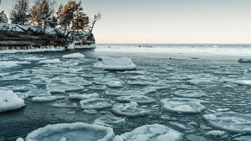 Zdrowie Morsowanie dla początkujących – jak zacząć morsować bezpiecznie i nie zniechęcić się po pierwszej kąpieli