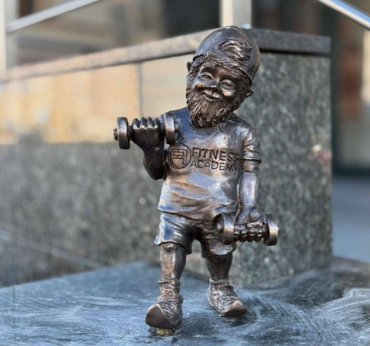 We Wrocławiu pojawiły się dwa nowe krasnale. Fitness Academy wzmacnia swoją obecność w miejskiej przestrzeni