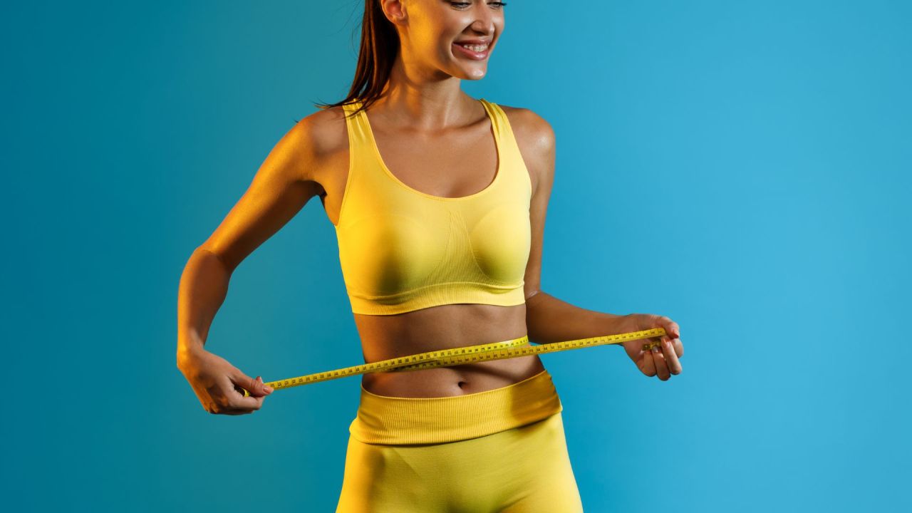 Jak trenować, żeby modelować talię, gdy ma się prosty typ sylwetki? — artykuł ekspercki