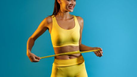 Jak trenować, żeby modelować talię, gdy ma się prosty typ sylwetki? — artykuł ekspercki